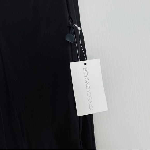 🆕 Beyond Yoga pocket infinity scarf black NWT - Picture 2 of 6